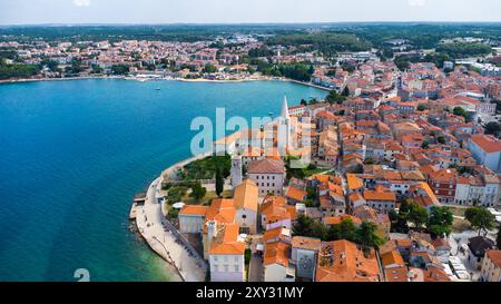 Porec, Istrien, Kroatien - 27. August 2024: Aus der Vogelperspektive auf die malerische Küstenstadt Porec in Kroatien. Ein beliebtes Urlaubsziel an der Adria, bekannt für seine historischen Gebäude *** Luftaufnahme der malerischen Küstenstadt Porec in Kroatien. Ein beliebtes Urlaubsziel an der Adria, bekannt für sein historisches Gebäude Stockfoto