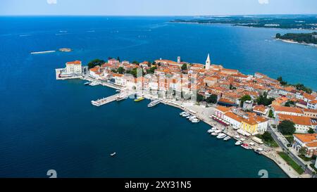 Porec, Istrien, Kroatien - 27. August 2024: Aus der Vogelperspektive auf die malerische Küstenstadt Porec in Kroatien. Ein beliebtes Urlaubsziel an der Adria, bekannt für seine historischen Gebäude *** Luftaufnahme der malerischen Küstenstadt Porec in Kroatien. Ein beliebtes Urlaubsziel an der Adria, bekannt für sein historisches Gebäude Stockfoto