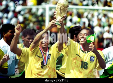 Zinho und Leonardo mit der Trophäe der Weltmeisterschaft 1994 Stockfoto