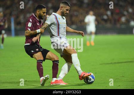 Salerno, Italien, 27. August ,2024 Gennaro Tutino von UC Sampdoria tritt mit Dylan Bronn von US Salernitana 1919 während des Soccer BKT zwischen US Salernitana 1919 gegen UC Sampdoria Calcio:Agostino Gemito/ Alamy Live News um den Ball an Stockfoto