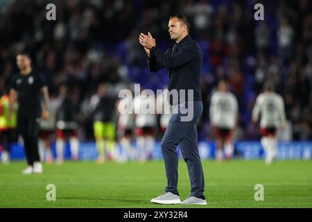 Birmingham, Großbritannien. August 2024. Chris Davies Manager von Birmingham City applaudiert den Heimfans nach dem Carabao Cup-Spiel Birmingham City gegen Fulham in St Andrews, Birmingham, Großbritannien, 27. August 2024 (Foto: Gareth Evans/News Images) in Birmingham, Großbritannien am 27. August 2024. (Foto: Gareth Evans/News Images/SIPA USA) Credit: SIPA USA/Alamy Live News Stockfoto