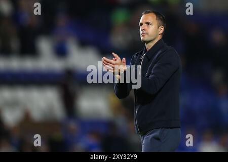 Birmingham, Großbritannien. August 2024. Chris Davies Manager von Birmingham City applaudiert den Heimfans nach dem Carabao Cup-Spiel Birmingham City gegen Fulham in St Andrews, Birmingham, Großbritannien, 27. August 2024 (Foto: Gareth Evans/News Images) in Birmingham, Großbritannien am 27. August 2024. (Foto: Gareth Evans/News Images/SIPA USA) Credit: SIPA USA/Alamy Live News Stockfoto