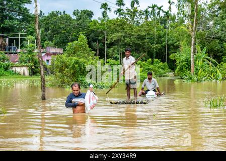 Die Hochwassersituation in Chittagong verschlechtert sich allmählich. Da das Wasser des Flusses Feni 2 Meter über der Hochwassergrenze liegt und das Wasser des Flusses Halda 1 Meter über dem Flussufer fließt, werden neue Gebiete überschwemmt. Neue Gebiete werden von Überschwemmungen überschwemmt. Mindestens 11 Bezirke des Landes wurden in einem Zeitraum von einem Tag durch starke Regenfälle und plötzliche Überschwemmungen in den Hügeln überflutet. Die Zahl der von Überschwemmungen betroffenen Menschen in diesen Bezirken beträgt etwa 45 Sek. Im Moment sind 8 Seen 87 629 Familien ohne Wasser. (Foto von Md. Zakir Hossain/Pacific Press/SIPA USA) Stockfoto