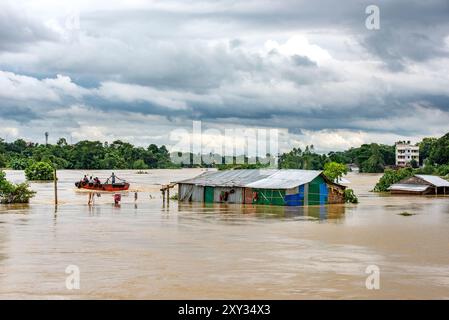 Die Hochwassersituation in Chittagong verschlechtert sich allmählich. Da das Wasser des Flusses Feni 2 Meter über der Hochwassergrenze liegt und das Wasser des Flusses Halda 1 Meter über dem Flussufer fließt, werden neue Gebiete überschwemmt. Neue Gebiete werden von Überschwemmungen überschwemmt. Mindestens 11 Bezirke des Landes wurden in einem Zeitraum von einem Tag durch starke Regenfälle und plötzliche Überschwemmungen in den Hügeln überflutet. Die Zahl der von Überschwemmungen betroffenen Menschen in diesen Bezirken beträgt etwa 45 Sek. Im Moment sind 8 Seen 87 629 Familien ohne Wasser. (Foto von Md. Zakir Hossain/Pacific Press/SIPA USA) Stockfoto