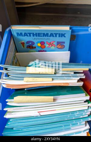 Klassenraum einer vierten Klasse, nach Schulschluss, das Gebäude ist schon älter aber in gutem Zustand, Schulbücher, Grundschule *** Klassenraum einer vierten Klasse, nach der Schule ist das Gebäude älter, aber in gutem Zustand, Schulbücher, Grundschule Stockfoto