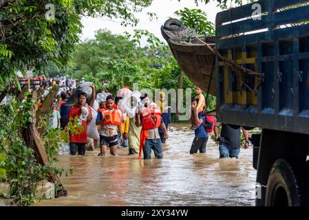 Die Hochwassersituation in Chittagong verschlechtert sich allmählich. Da das Wasser des Flusses Feni 2 Meter über der Hochwassergrenze liegt und das Wasser des Flusses Halda 1 Meter über dem Flussufer fließt, werden neue Gebiete überschwemmt. Neue Gebiete werden von Überschwemmungen überschwemmt. Mindestens 11 Bezirke des Landes wurden in einem Zeitraum von einem Tag durch starke Regenfälle und plötzliche Überschwemmungen in den Hügeln überflutet. Die Zahl der von Überschwemmungen betroffenen Menschen in diesen Bezirken beträgt etwa 45 Sek. Im Moment sind 8 Seen 87 629 Familien ohne Wasser. (Foto von Md. Zakir Hossain/Pacific Press/SIPA USA) Stockfoto