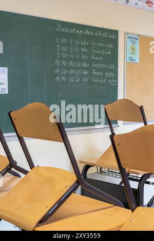 Klassenraum einer vierten Klasse, nach Schulschluss, das Gebäude ist schon älter aber in gutem Zustand, Stundenplan Grundschule *** Klassenraum einer vierten Klasse, nach der Schule ist das Gebäude älter, aber in gutem Zustand, Fahrplan Grundschule Stockfoto