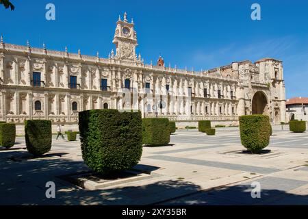 Kastenhecken vor der plateresken Fassade des Convento de San Marcos aus dem 16. Jahrhundert, heute das luxuriöse Parador Hotel Leon Castile and Leon Spain Stockfoto