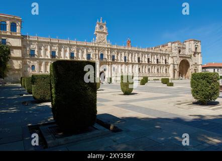 Kastenhecken vor der plateresken Fassade des Convento de San Marcos aus dem 16. Jahrhundert, heute das luxuriöse Parador Hotel Leon Castile and Leon Spain Stockfoto