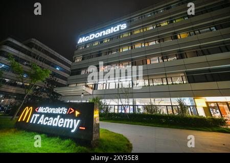 NANJING, CHINA - 27. AUGUST 2024 - das McDonald's China Science and Technology Research and Development Center in Nanjing, Provinz Jiangsu, Stockfoto