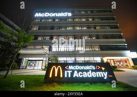 NANJING, CHINA - 27. AUGUST 2024 - das McDonald's China Science and Technology Research and Development Center in Nanjing, Provinz Jiangsu, Stockfoto