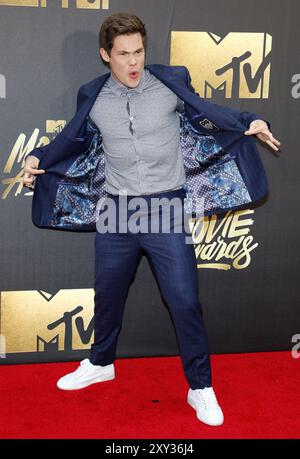 Adam DeVine bei den 2016 MTV Movie Awards im Warner-Bros.-Studios in Burbank, USA am 9. April 2016 statt. Stockfoto