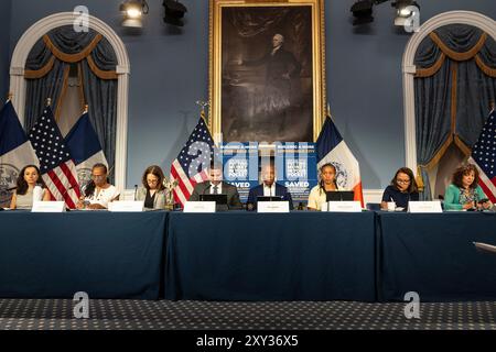 New York, USA. August 2024. Bürgermeister Eric Adams spricht während eines wöchentlichen Briefings im New Yorker Rathaus am 27. August 2024 vor der Presse. (Foto: Lev Radin/SIPA USA) Credit: SIPA USA/Alamy Live News Stockfoto