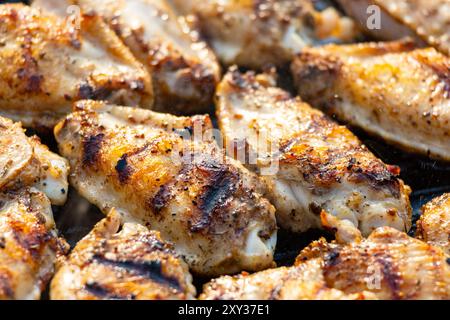 Gegrillte Hähnchenflügel aus nächster Nähe Stockfoto