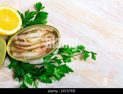 Natürliche Weichtiere aus der Dose Solen mit Petersilie und Zitrone Stockfoto