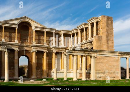 Die antike Stadt Sardis hat einen Fitnessraum und Synagogenruinen und Säulen in Manisa Stockfoto