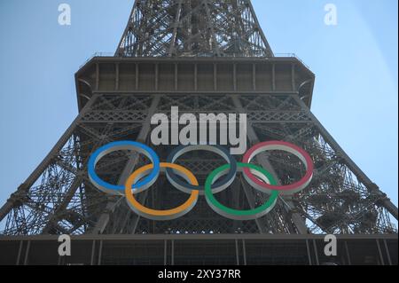 Die Olympischen Ringe auf dem Eiffelturm vor der Eröffnung der Paralympischen Spiele 2024 in Paris. Dies ist das erste Mal, dass Frankreich die Paralympics ausrichtet. Veranstaltungen finden an berühmten Orten wie dem Eiffelturm, den Champs-Elysées und der seine statt und verbinden Sport mit der Schönheit von Paris. Im Laufe von elf Tagen werden 4.400 Elite-Athleten aus aller Welt an 549 Veranstaltungen in 22 Sportarten teilnehmen, darunter neu hinzugefügte Disziplinen wie Para-Taekwondo und Para-Badminton. Stockfoto