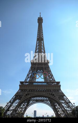 Die Olympischen Ringe auf dem Eiffelturm vor der Eröffnung der Paralympischen Spiele 2024 in Paris. Dies ist das erste Mal, dass Frankreich die Paralympics ausrichtet. Veranstaltungen finden an berühmten Orten wie dem Eiffelturm, den Champs-Elysées und der seine statt und verbinden Sport mit der Schönheit von Paris. Im Laufe von elf Tagen werden 4.400 Elite-Athleten aus aller Welt an 549 Veranstaltungen in 22 Sportarten teilnehmen, darunter neu hinzugefügte Disziplinen wie Para-Taekwondo und Para-Badminton. Stockfoto