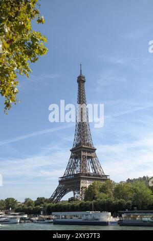 Die Olympischen Ringe auf dem Eiffelturm vor der Eröffnung der Paralympischen Spiele 2024 in Paris. Dies ist das erste Mal, dass Frankreich die Paralympics ausrichtet. Veranstaltungen finden an berühmten Orten wie dem Eiffelturm, den Champs-Elysées und der seine statt und verbinden Sport mit der Schönheit von Paris. Im Laufe von elf Tagen werden 4.400 Elite-Athleten aus aller Welt an 549 Veranstaltungen in 22 Sportarten teilnehmen, darunter neu hinzugefügte Disziplinen wie Para-Taekwondo und Para-Badminton. Stockfoto