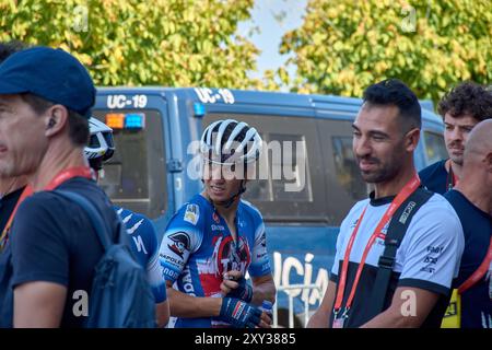 Bayona, Pontevedra, Spanien; 27. August 2024; Momente unmittelbar nach der Ankunft der Radfahrer an der Ziellinie in Bayona während der Vuelta a España. T Stockfoto