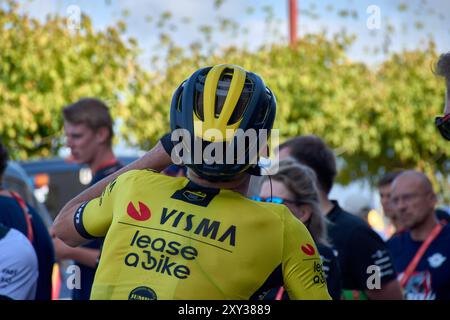 Bayona, Pontevedra, Spanien; 27. August 2024; Momente unmittelbar nach der Ankunft der Radfahrer an der Ziellinie in Bayona während der Vuelta a España. T Stockfoto