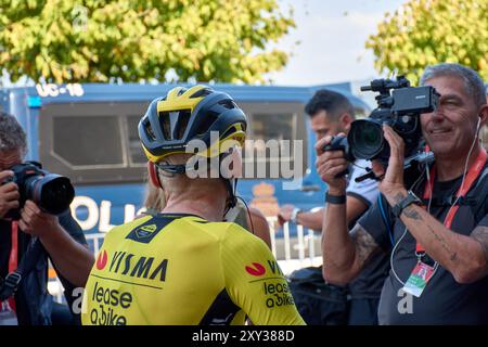 Bayona, Pontevedra, Spanien; 27. August 2024; Momente unmittelbar nach der Ankunft der Radfahrer an der Ziellinie in Bayona während der Vuelta a España. T Stockfoto