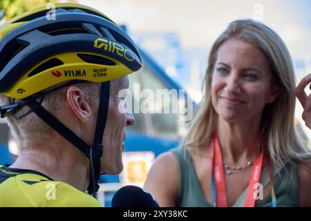 Bayona, Pontevedra, Spanien; 27. August 2024; Momente unmittelbar nach der Ankunft der Radfahrer an der Ziellinie in Bayona während der Vuelta a España. T Stockfoto