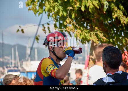 Bayona, Pontevedra, Spanien; 27. August 2024; Momente unmittelbar nach der Ankunft der Radfahrer an der Ziellinie in Bayona während der Vuelta a España. T Stockfoto