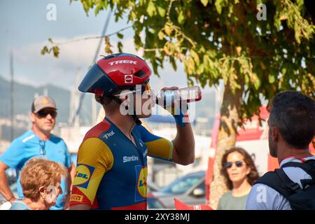 Bayona, Pontevedra, Spanien; 27. August 2024; Momente unmittelbar nach der Ankunft der Radfahrer an der Ziellinie in Bayona während der Vuelta a España. T Stockfoto