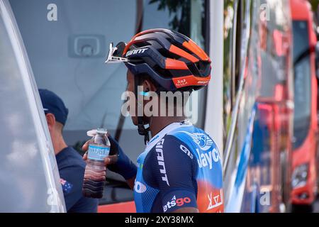 Bayona, Pontevedra, Spanien; 27. August 2024; Momente unmittelbar nach der Ankunft der Radfahrer an der Ziellinie in Bayona während der Vuelta a España. T Stockfoto