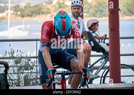 Bayona, Pontevedra, Spanien; 27. August 2024; Momente unmittelbar nach der Ankunft der Radfahrer an der Ziellinie in Bayona während der Vuelta a España. T Stockfoto