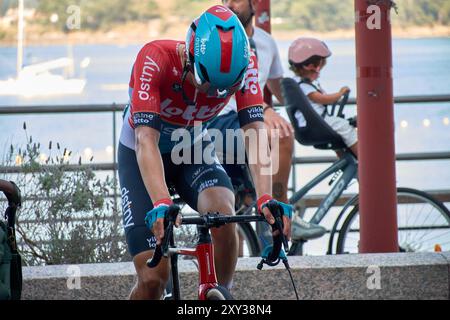 Bayona, Pontevedra, Spanien; 27. August 2024; Momente unmittelbar nach der Ankunft der Radfahrer an der Ziellinie in Bayona während der Vuelta a España. T Stockfoto