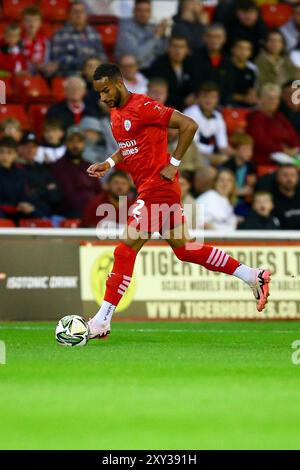 Oakwell Stadium, Barnsley, England - 27. August 2024 Barry Cotter (2) von Barnsley - während des Spiels Barnsley gegen Sheffield United, Carabao Cup, Runde zwei, 2024/25, Oakwell Stadium, Barnsley, England - 27. August 2024 Credit: Arthur Haigh/WhiteRosePhotos/Alamy Live News Stockfoto