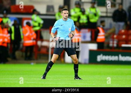 Oakwell Stadium, Barnsley, England - 27. August 2024 Schiedsrichter Tom Reeves - während des Spiels Barnsley gegen Sheffield United, Carabao Cup, Runde zwei, 2024/25, Oakwell Stadium, Barnsley, England - 27. August 2024 Credit: Arthur Haigh/WhiteRosePhotos/Alamy Live News Stockfoto