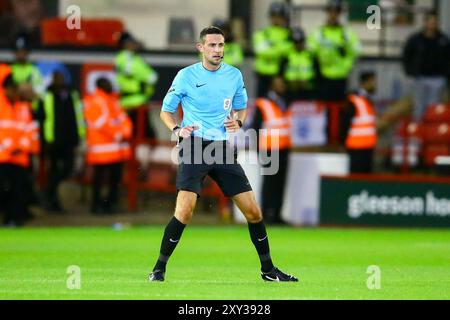 Oakwell Stadium, Barnsley, England - 27. August 2024 Schiedsrichter Tom Reeves - während des Spiels Barnsley gegen Sheffield United, Carabao Cup, Runde zwei, 2024/25, Oakwell Stadium, Barnsley, England - 27. August 2024 Credit: Arthur Haigh/WhiteRosePhotos/Alamy Live News Stockfoto