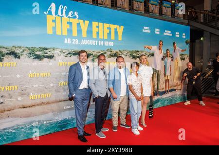 Premiere - alles Fiffty Fiffty David Kross, Moritz Bleibtreu, Axel Stein, Valentin Thatenhorst und Laura Tonke bei der Premiere zu alles Fiffty Fiffty im Kino in der Kulturbrauerei am 27.08.2024 in Berlin. *** Premiere alles Fiffty Fiffty David Kross, Moritz Bleibtreu, Axel Stein, Valentin Thatenhorst und Laura Tonke bei der Premiere von alles Fiffty Fiffty im Kino in der Kulturbrauerei am 27 08 2024 in Berlin Copyright: XEventpressxKochanx Stockfoto