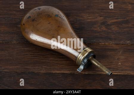 Alte Pulverflasche im Westen auf Holzdeck Hintergrund Stockfoto