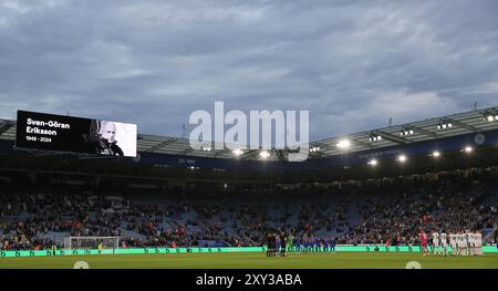 Eine Hommage an Sven-Göran Eriksson vor dem Auftakt während des Carabao Cup Fußballspiels zwischen Leicester City und Tranmere Rovers im King Power Stadium in Leicester, England. (James Holyoak/SPP) Credit: SPP Sport Press Photo. /Alamy Live News Stockfoto