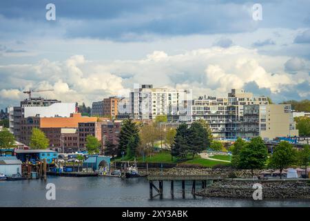 Vancouver, BC, Kanada - 26. April 2024: Blick auf Vancouvers Innenstadt Eastside vom Vancouver Hafen. Stockfoto