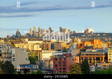 Vancouver, BC, Kanada - 26. April 2024: Blick auf Vancouvers Downtown Eastside mit Wolkenkratzern von Metrotown im Hintergrund. Stockfoto