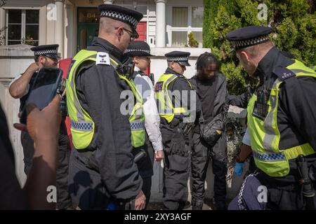 Karneval In Notting Hill. Europas größte Straßenparty erobert die Straßen der Weststadt Londons mit Feiern der karibischen Kultur und Gemeinschaft. Stockfoto