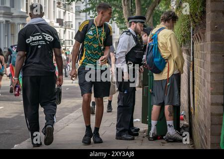 Karneval In Notting Hill. Europas größte Straßenparty erobert die Straßen der Weststadt Londons mit Feiern der karibischen Kultur und Gemeinschaft. Stockfoto