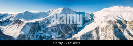 Panoramablick auf die kaukasische Bergkette, die im Winter von Schnee bedeckt ist, Georgia Stockfoto