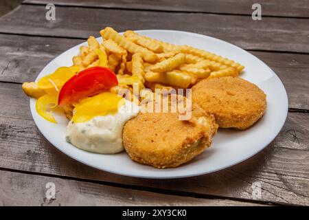 Tschechische Mahlzeit: Gebratener hermelin (Camembert-Käse) mit Pommes frites und Tatarsauce Stockfoto