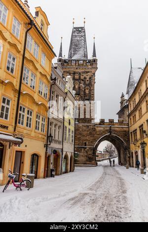 PRAG, TSCHECHIEN - 8. FEBRUAR 2021: Turm Malostranska mostecka Vez in Prag, Tschechische Republik Stockfoto