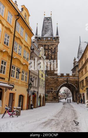 PRAG, TSCHECHIEN - 8. FEBRUAR 2021: Turm Malostranska mostecka Vez in Prag, Tschechische Republik Stockfoto