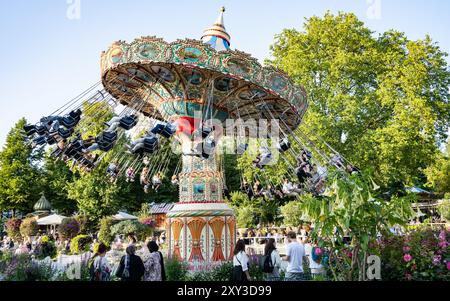 Kopenhagen, Dänemark - 25. Juli 2024: Die Tivoli-Gärten sind weltberühmt mit Live-Unterhaltung, Geschäften, Restaurants und Fahrgeschäften im Vergnügungspark. Stockfoto