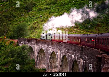 Die Jakobitenbahn überquert das Glenfinnan Viaduct in den schottischen Highlands. Stockfoto