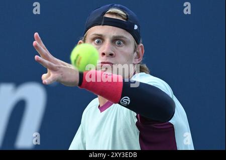 New York, USA. August 2024. Zizou Bergs aus Belgien spielt gegen Pavel Kotov aus Russland während ihrer Men's Singles Runde eins der U.S. Open Tennis Turniere im USTA Billie Jean King National Tennis Center, New York, NY, 27. August 2024. (Foto: Anthony Behar/SIPA USA) Credit: SIPA USA/Alamy Live News Stockfoto