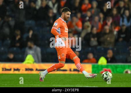 James Ehemann von Blackpool übergibt den Ball während des Carabao Cup-Spiels Blackburn Rovers gegen Blackpool in Ewood Park, Blackburn, Großbritannien, 27. August 2024 (Foto: Craig Thomas/News Images) Stockfoto